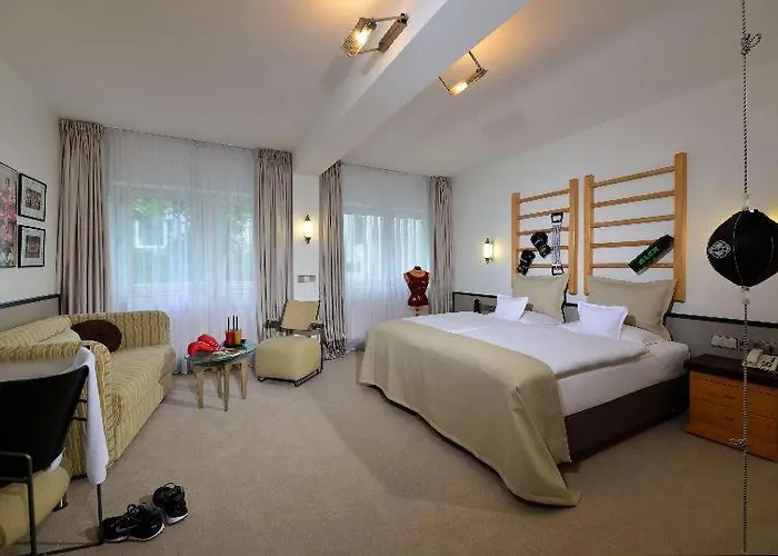 康斯柏格西佳高级公园酒店