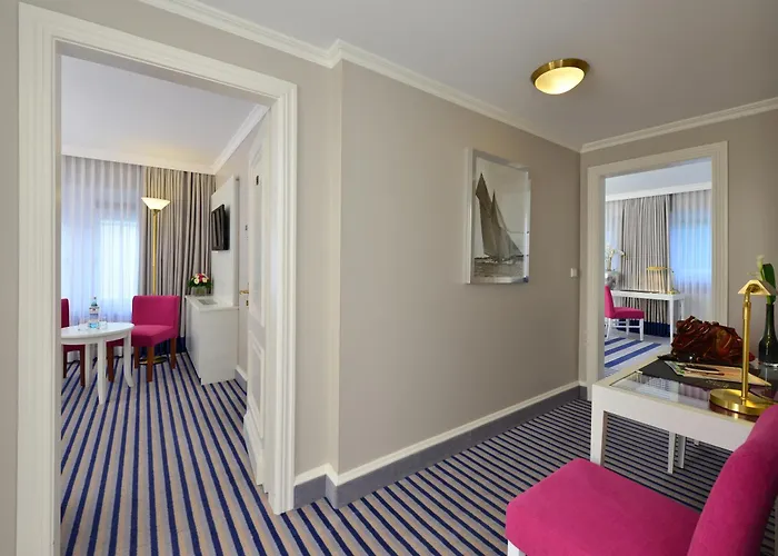 康斯柏格西佳高级公园酒店