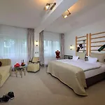 康斯柏格西佳高级公园酒店